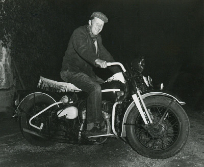 H-D Benga / Bengt Berg på sin Harley-Davidson, som tidigare varit röd och gul som en vägbock!