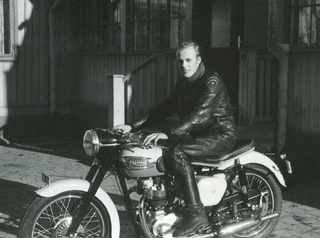 Triumph Bonneville 1960 och författaren utanför Träcafét